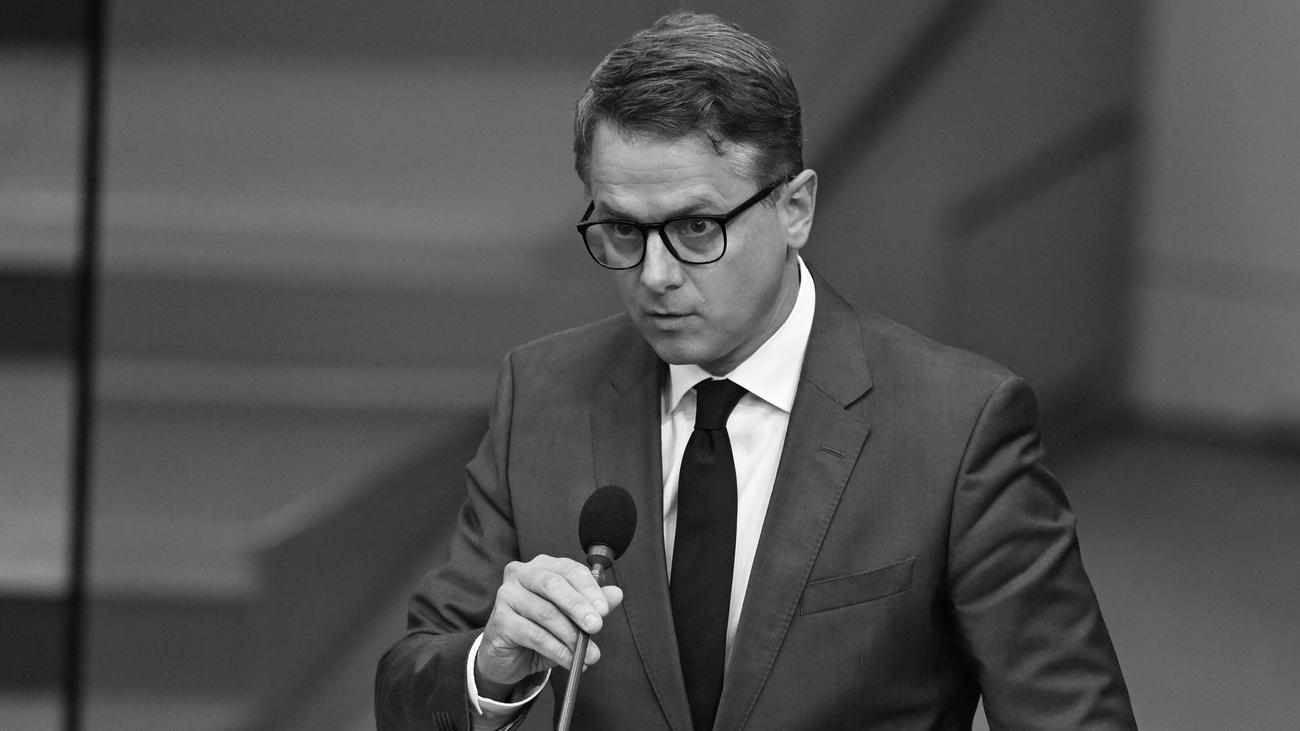 Nachrichtenpodcast: Wie der Gesundheitsminister <i>Merz</i>’ Aussagen einzufangen versucht