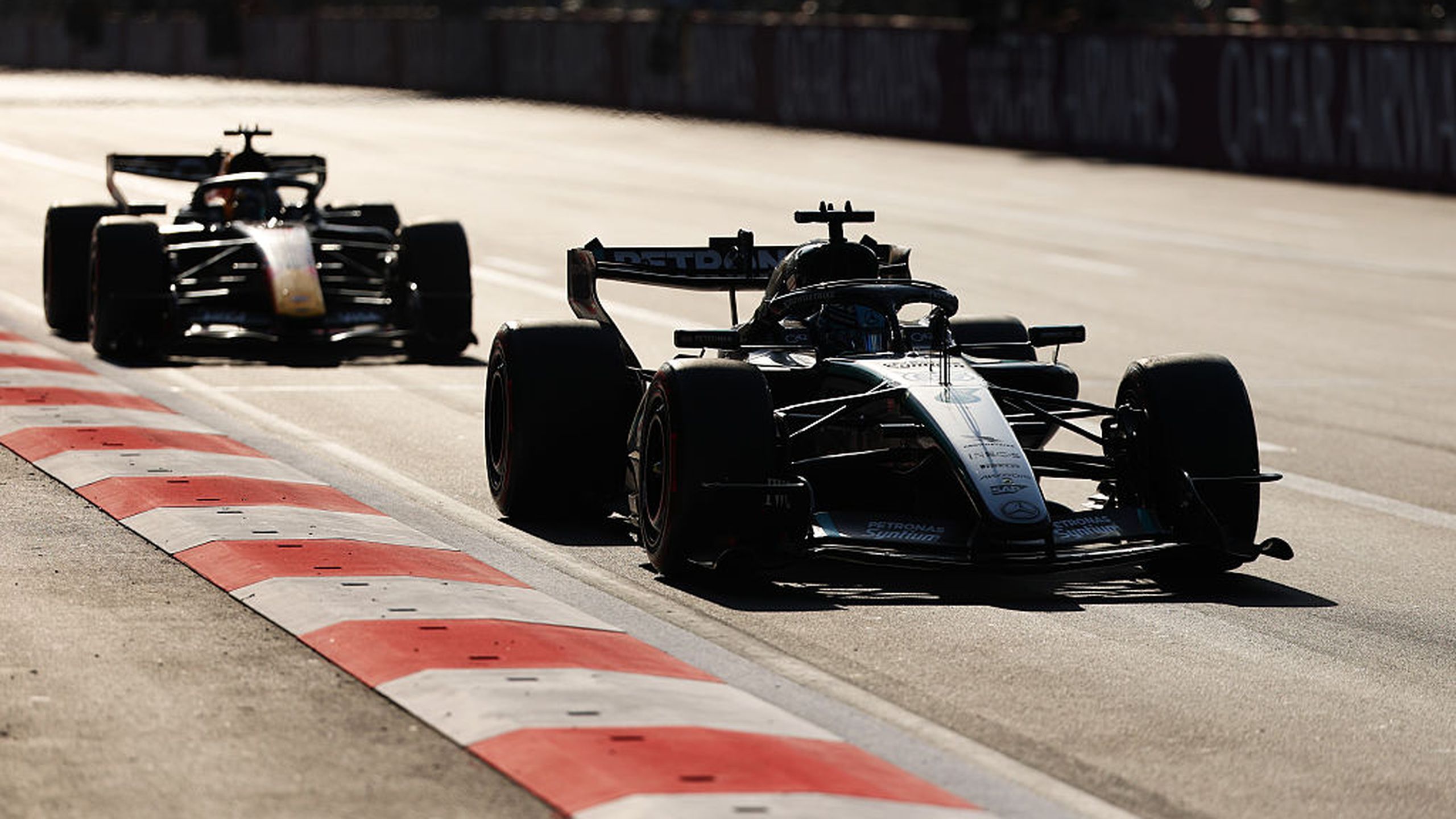 Max Verstappen komt net tekort voor eerste overwinning 2026 – George <i>Russell</i> zegeviert in Baku