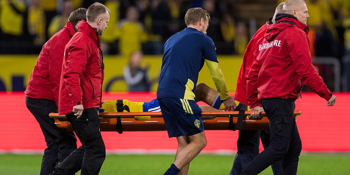 Emil <i>Holm</i> skadad – bars ut på bår