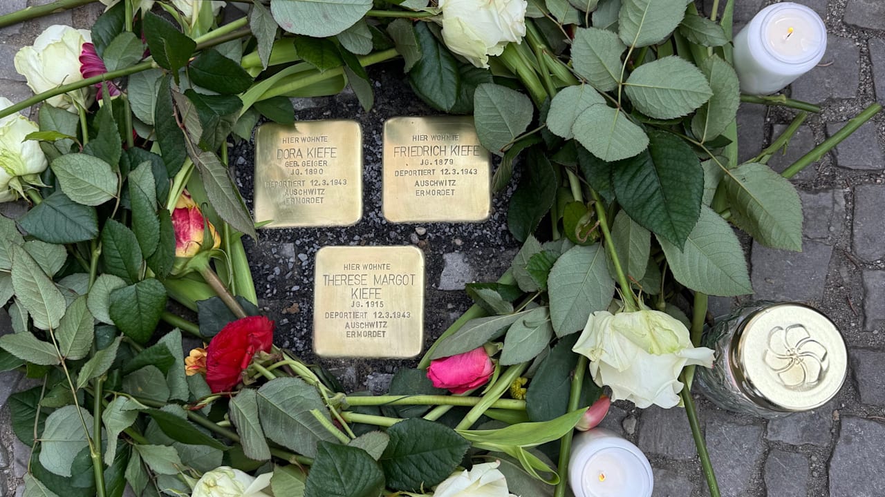 <i>Stolpersteine</i>: „Wer sie verbannt, verbannt Erinnerung aus dem Alltag“