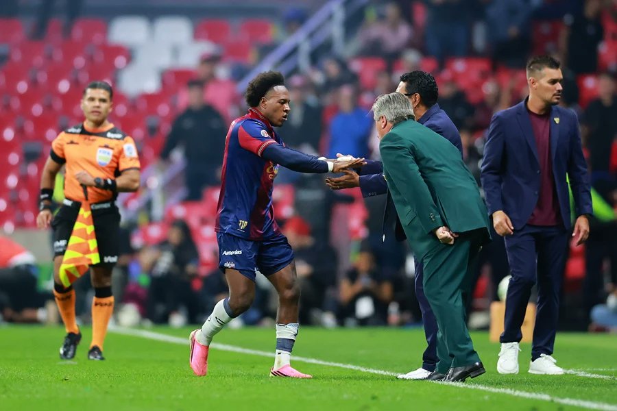 Jhojan Julio brilla con gol y asistencia para liderar el triunfo del <i>Atlante</i> sobre Monterrey [VIDEO]