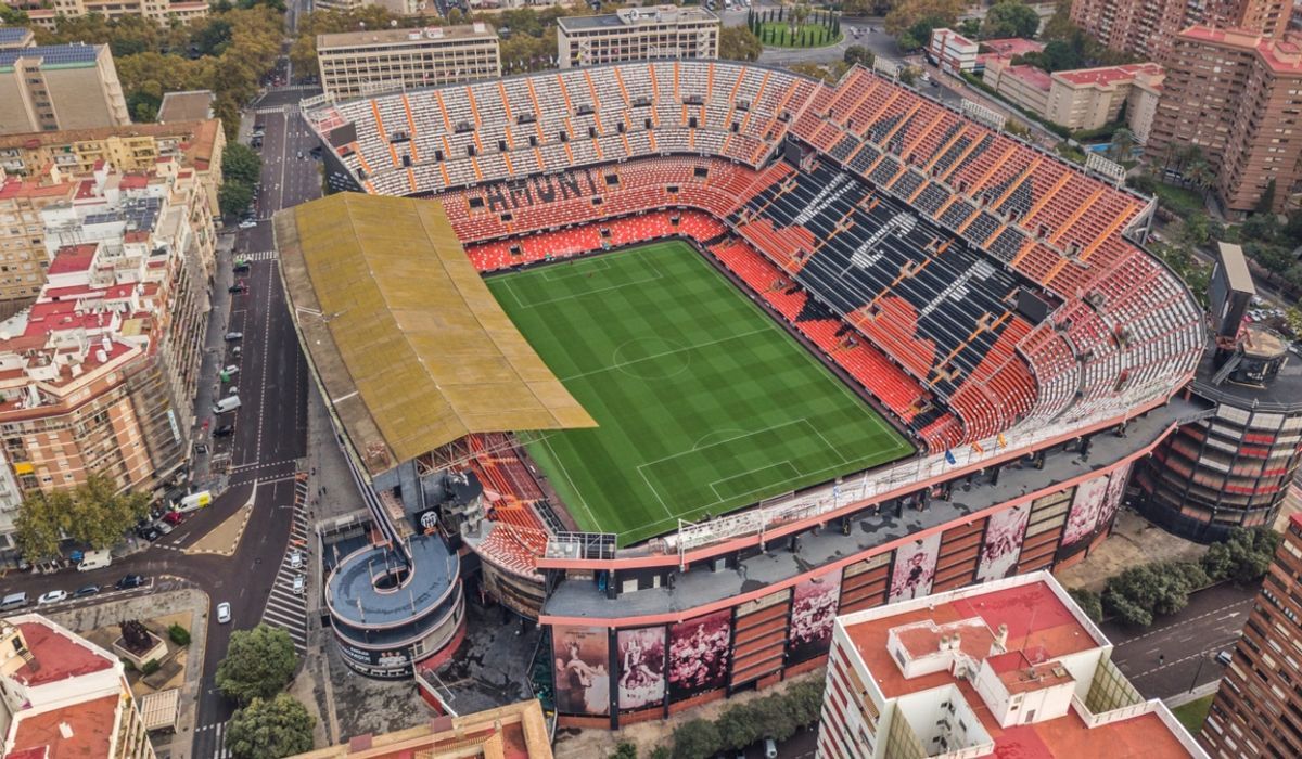 Lim le da un 'bocado' de 200 millones de euros a la <i>deuda</i> del Valencia CF y estimula la venta del...