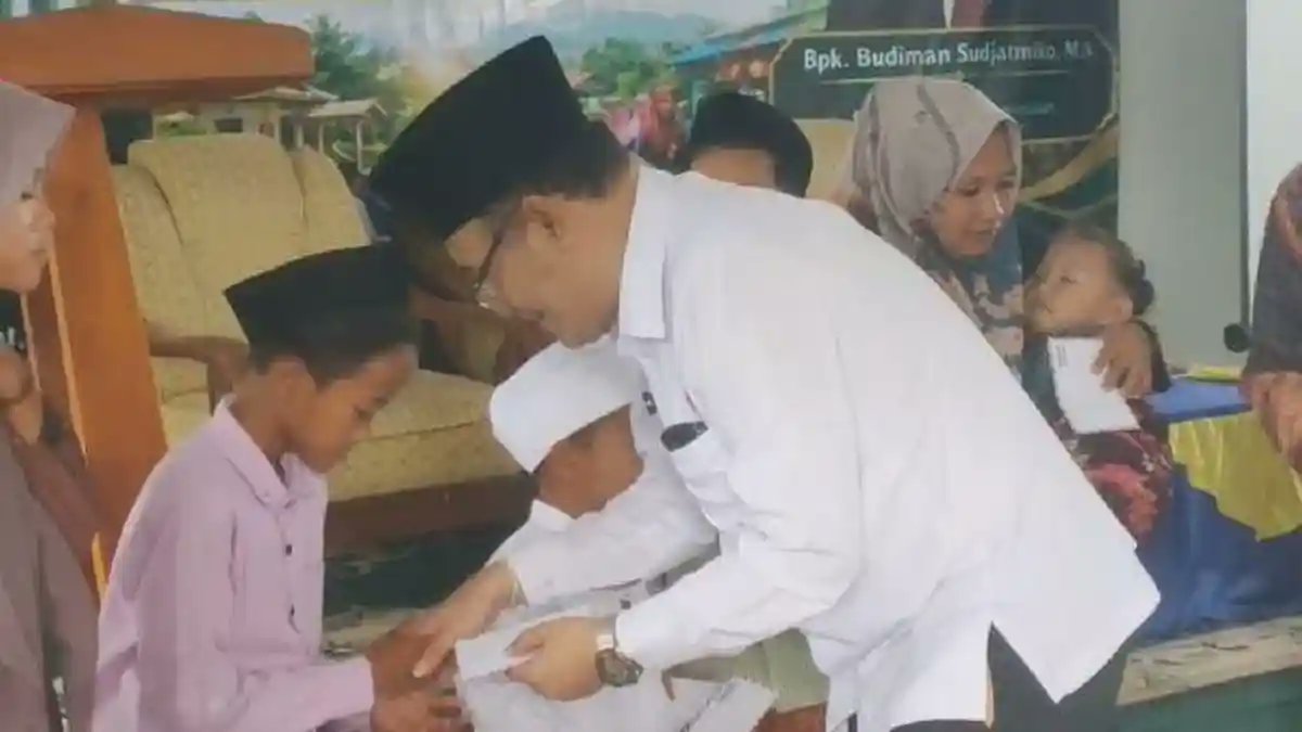 Tangis di Bangkalan, Budiman Sudjatmiko Usap Kening 50 Anak Yatim dan Pastikan Dapur Miskin Ngebul...