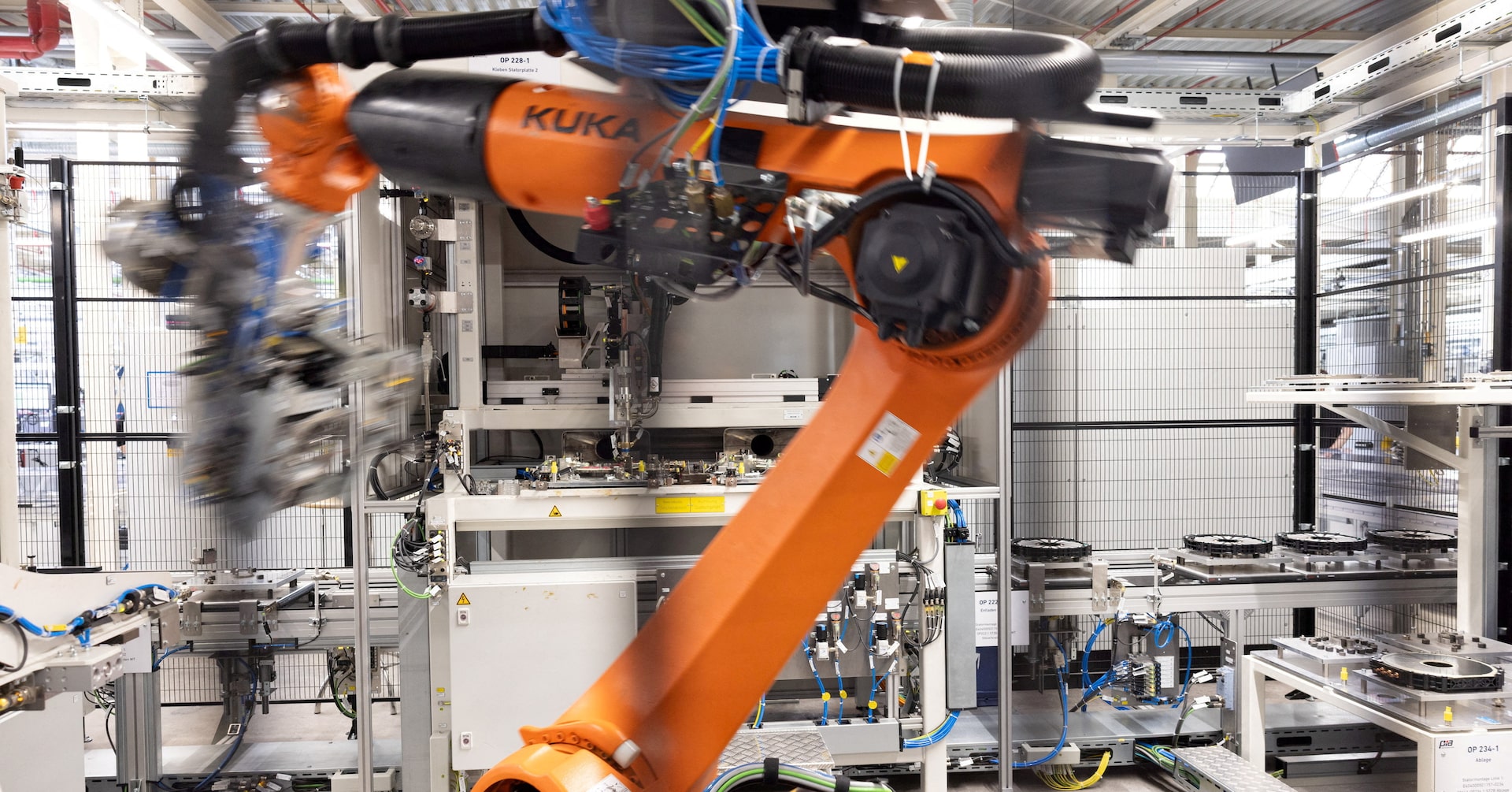Mercedes aims to cut €800 million in <i>labour</i> costs in Germany, WiWo reports