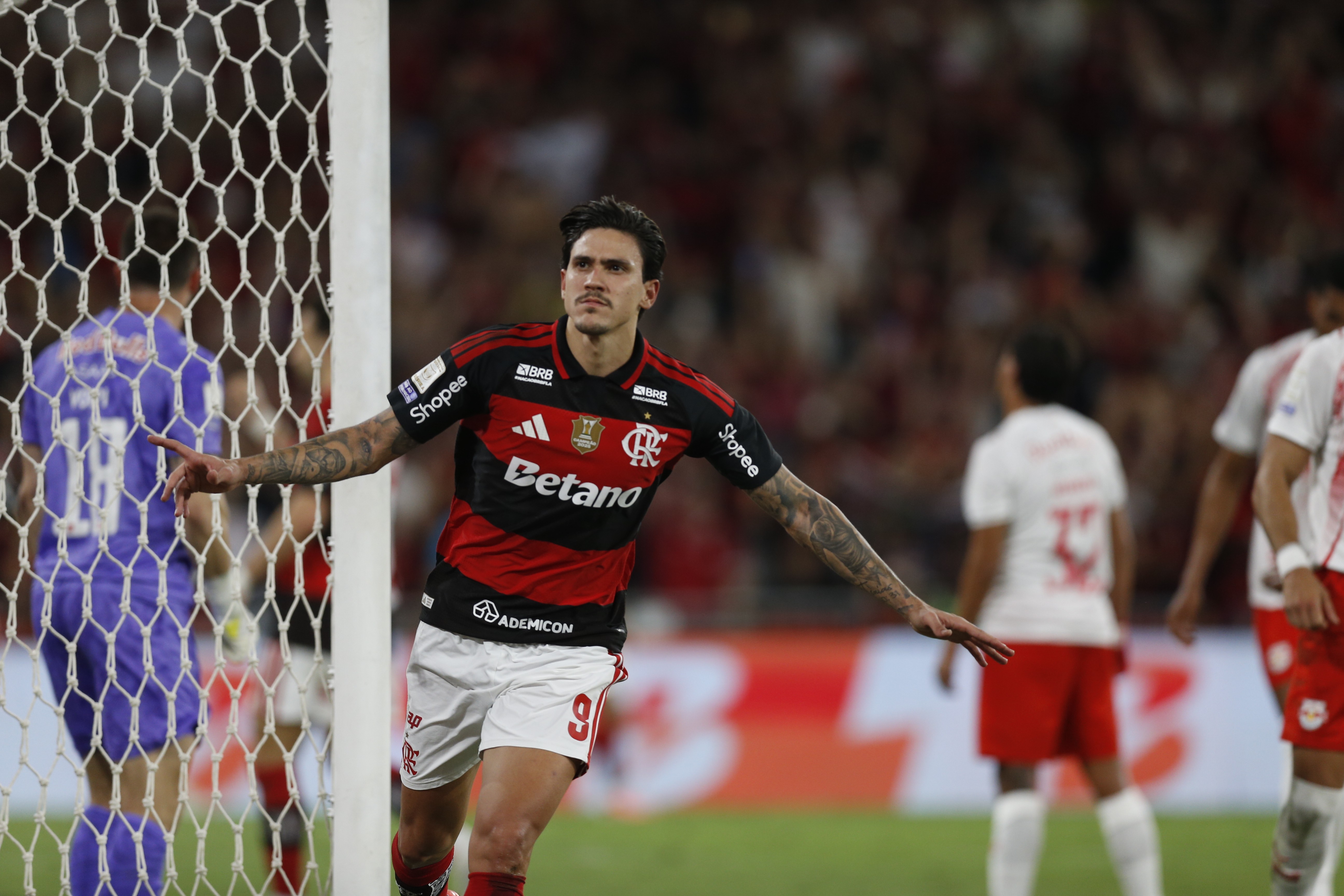 Pedro quebra jejum de gols, <i>Flamengo</i> vence o Bragantino e abre vantagem sobre o Palmeiras na...