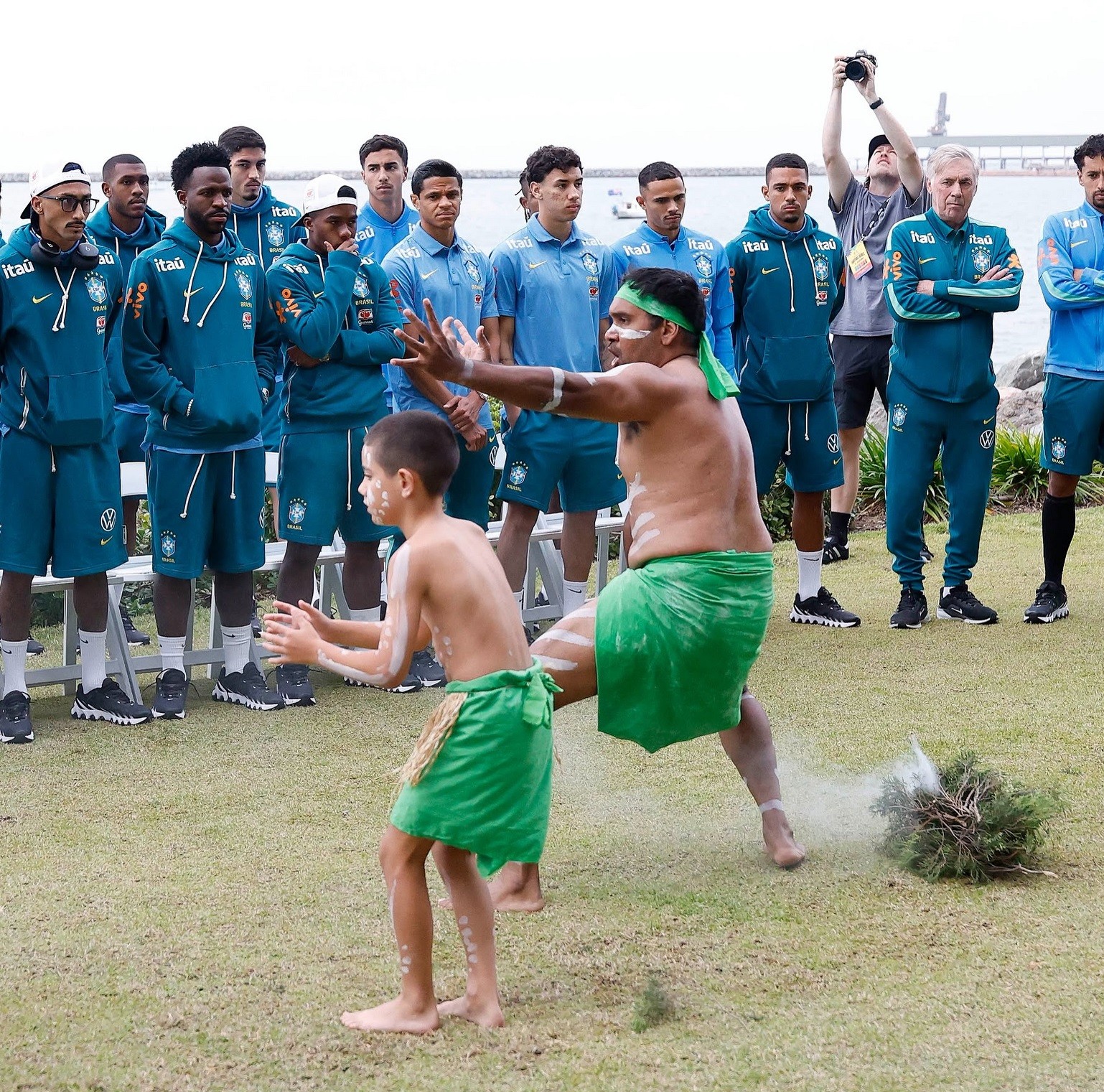 Imprensa australiana condena reação de jogadores da <i>seleção</i> brasileira em cerimônia de boas-vindas:...