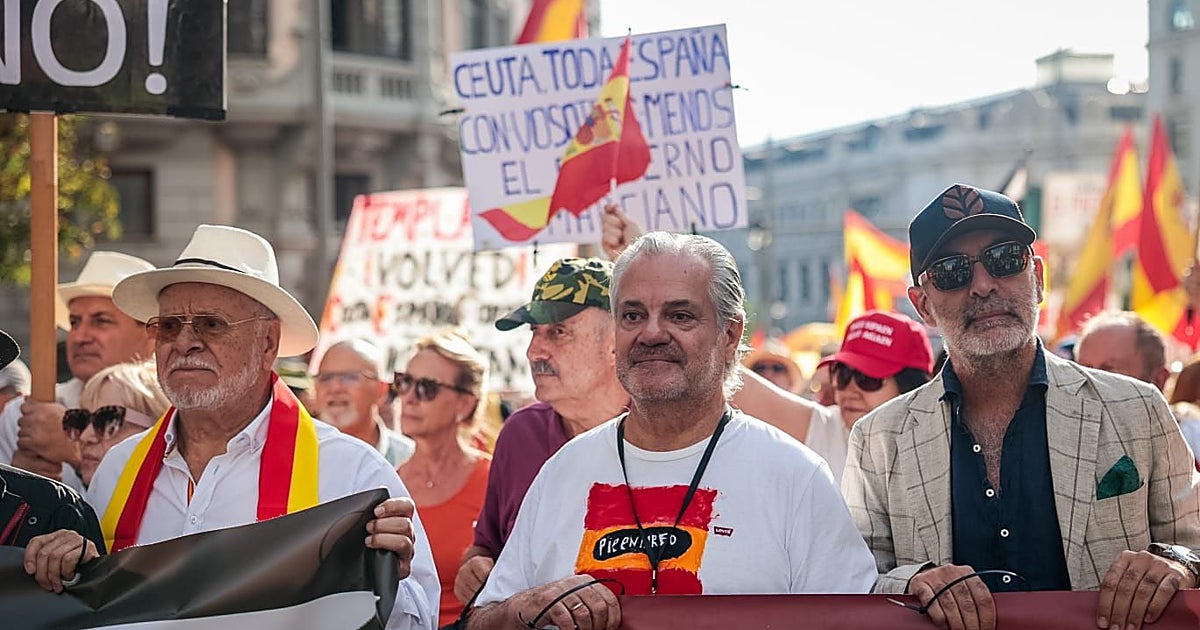 Miles de personas toman el centro de Madrid para exigir elecciones y la defensa de <i>Ceuta</i>