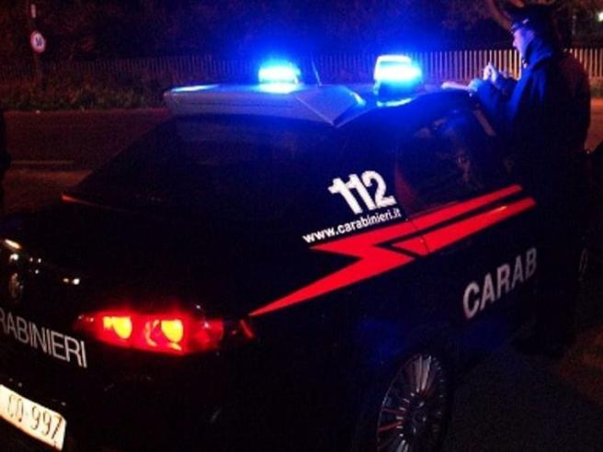 <i>Bologna</i>, aggressione omofoba a Porta Mascarella: in 15 picchiano con calci e pugni due ragazzi di...