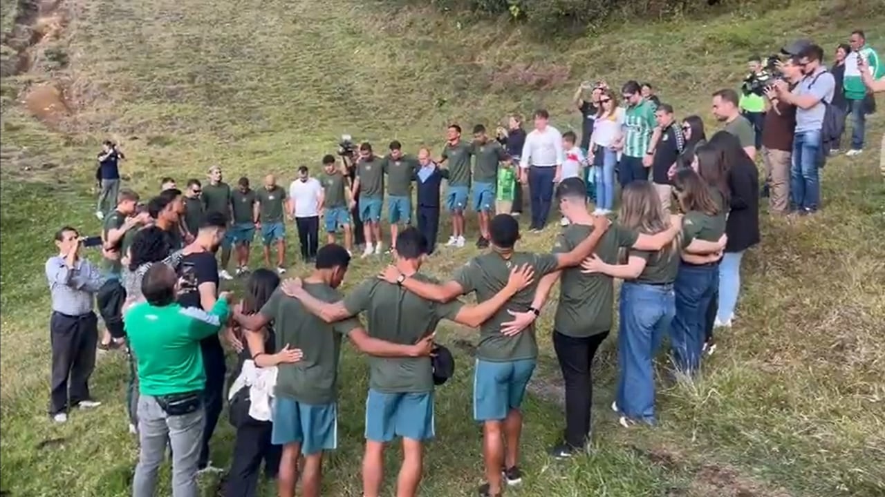 Chapecoense visita 10 años después el lugar exacto donde se estrelló el <i>avión</i>: impactantes imágenes