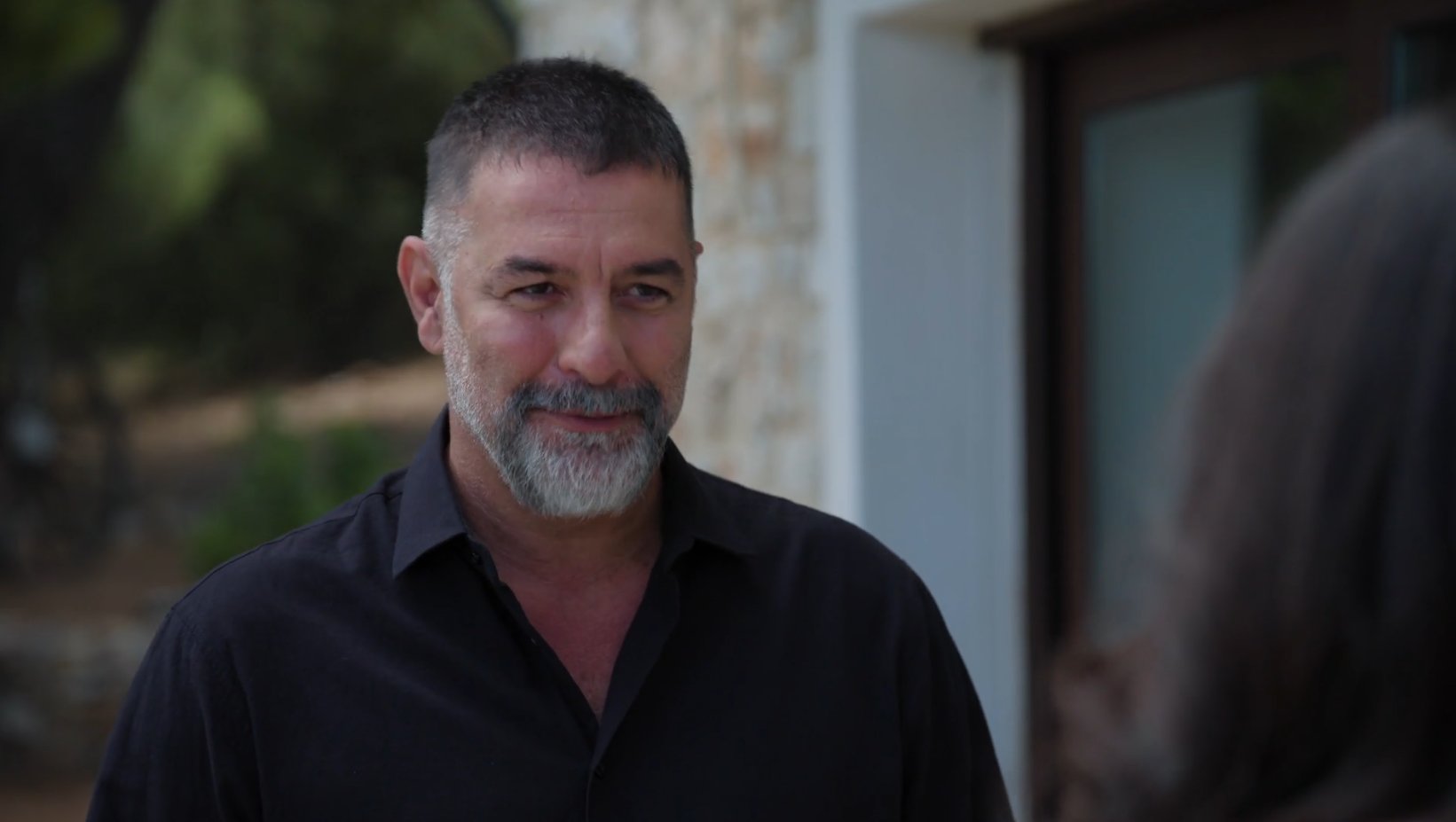 Δυο μαύρα πουκάμισα- επόμενα επεισόδια: Ο έρωτας ανάμεσα στον Μανούσο και τη Μαρκέλλα δεν κρύβεται