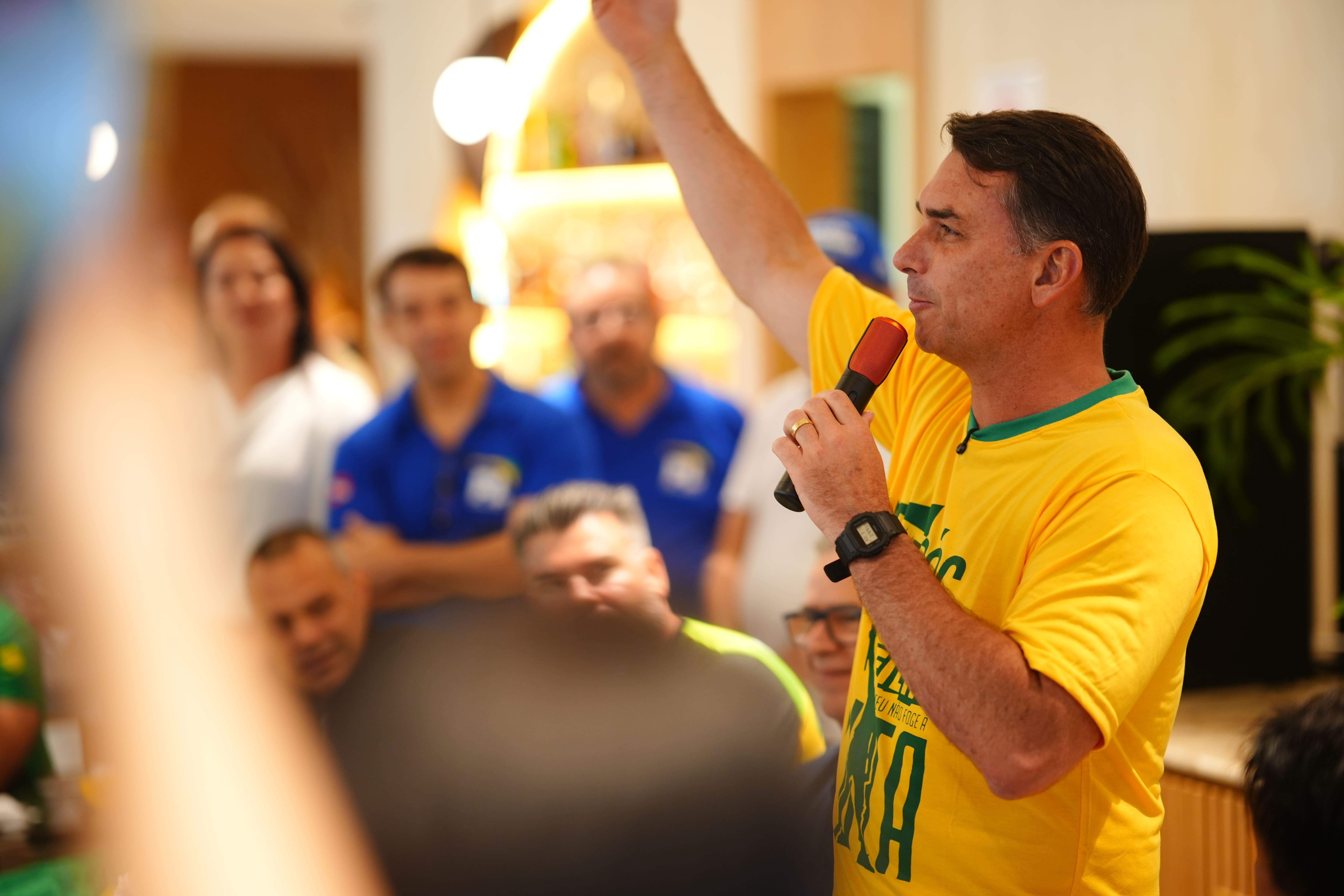 Flávio evita ataque a outros candidatos de oposição e mira custo de <i>vida</i> por 'voto útil' no...