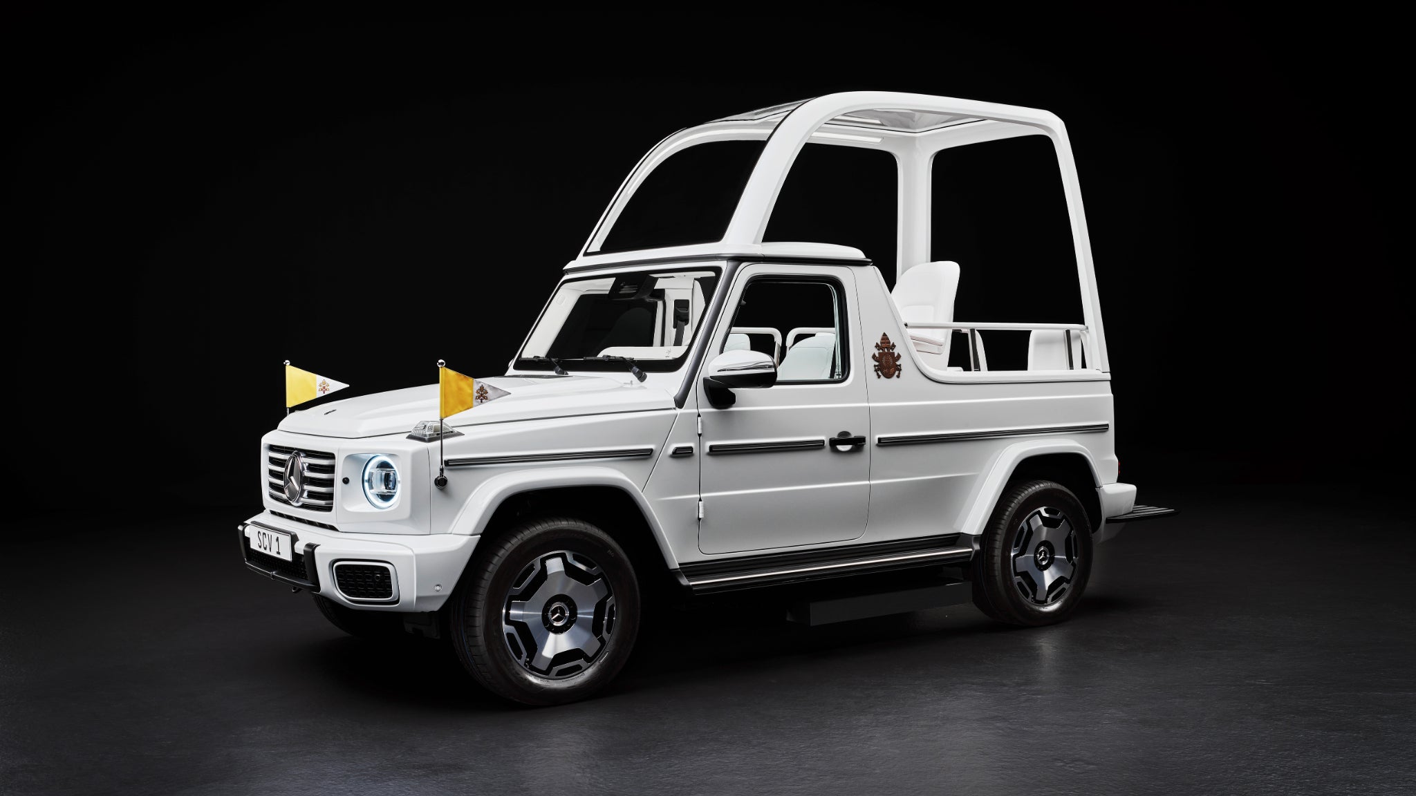 À <i>Paris</i> il sera dans cette Mercedes à 200.000 euros, à Lourdes dans un utilitaire rustique Isuzu:...