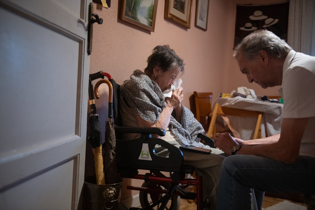 Maricarmen, de 87 años, pasa su primera noche sin <i>casa</i> en el hospital acompañada de su primo...