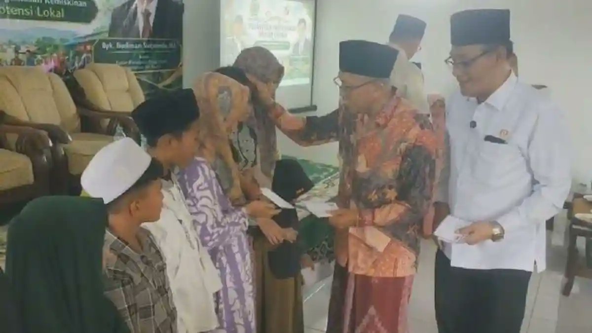 Budiman Sudjatmiko di Madura: Tugas Saya Pastikan Dapur Miskin Ngebul dan Anak Bisa <i>Kuliah</i> Gratis -...