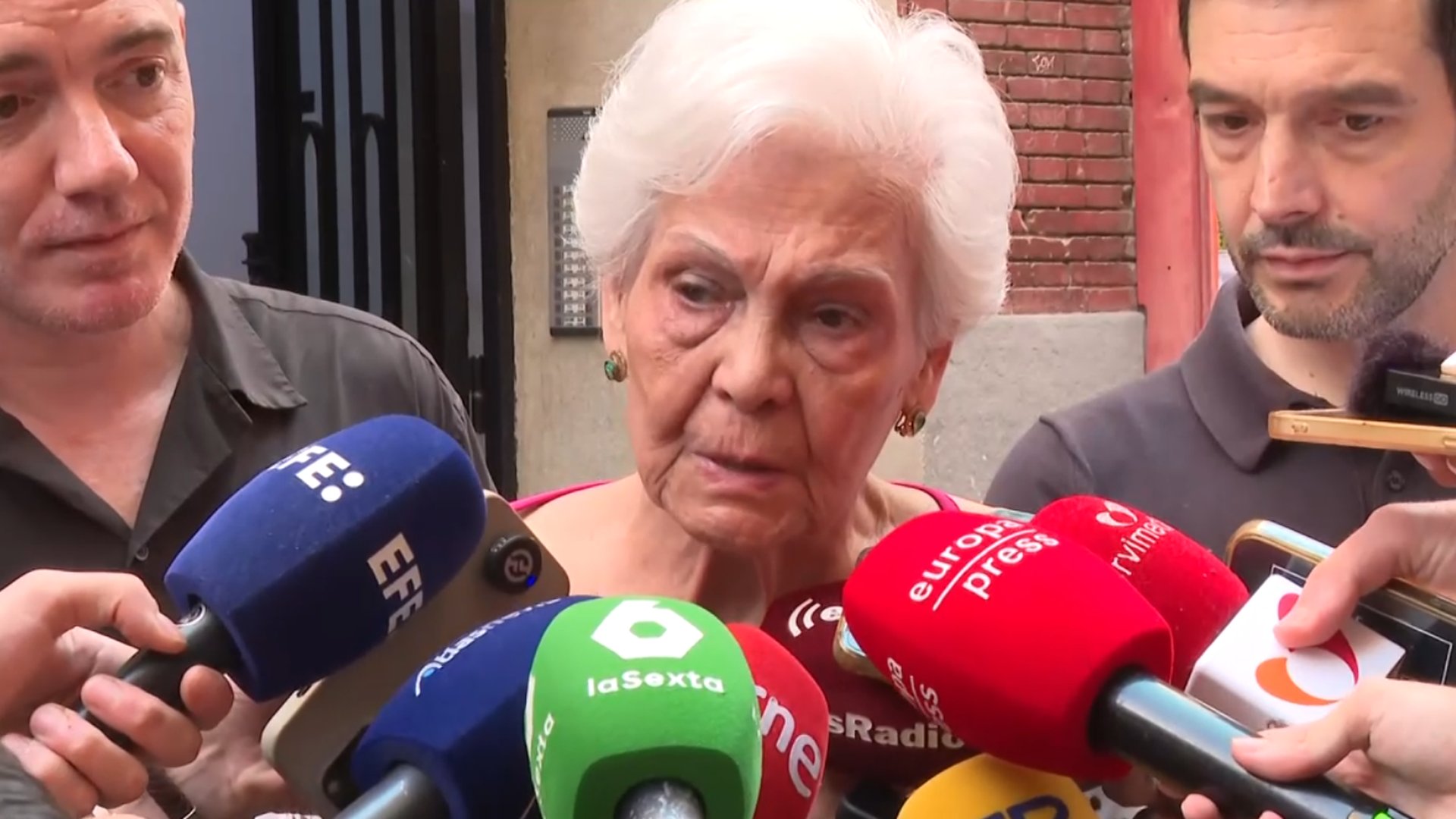 <i>Paquita</i>, de 83 años y al borde del llanto, la quieren desahuciar en Madrid: "Ahí murió mi marido y...