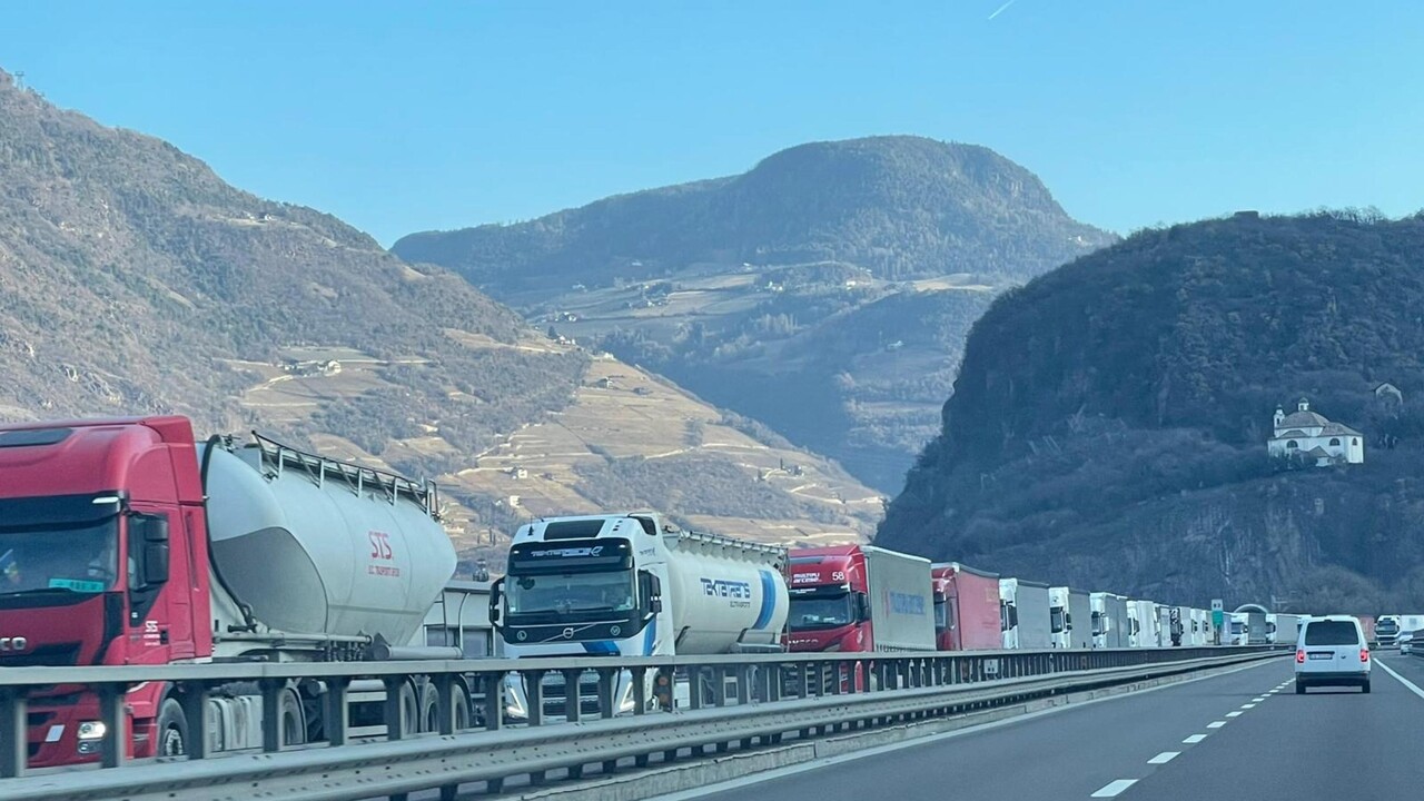 Gli autotrasportatori minacciano lo sciopero contro il caro gasolio, 'il <i>governo</i> ci convochi' -...