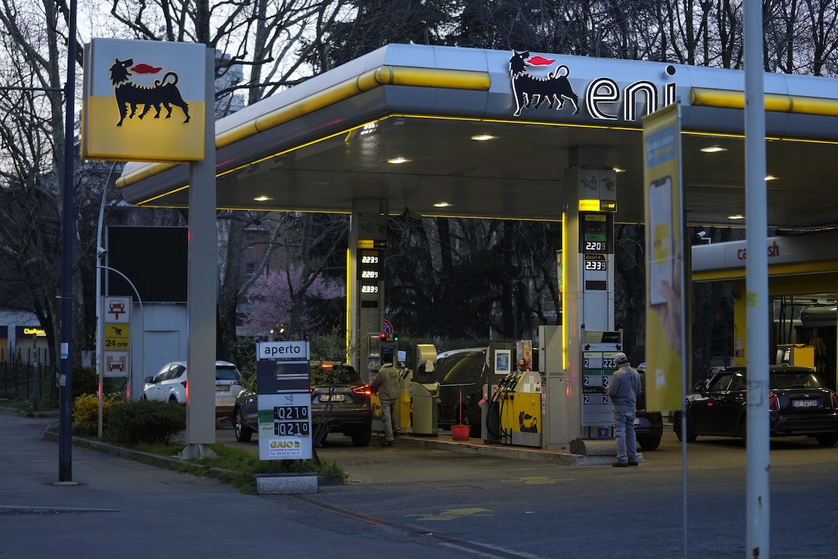 <i>Eni</i> ha detto che abbasserà il prezzo dei carburanti nei suoi distributori