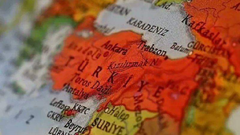 <i>Türkiye</i> kesinlikle hiperpolitik!