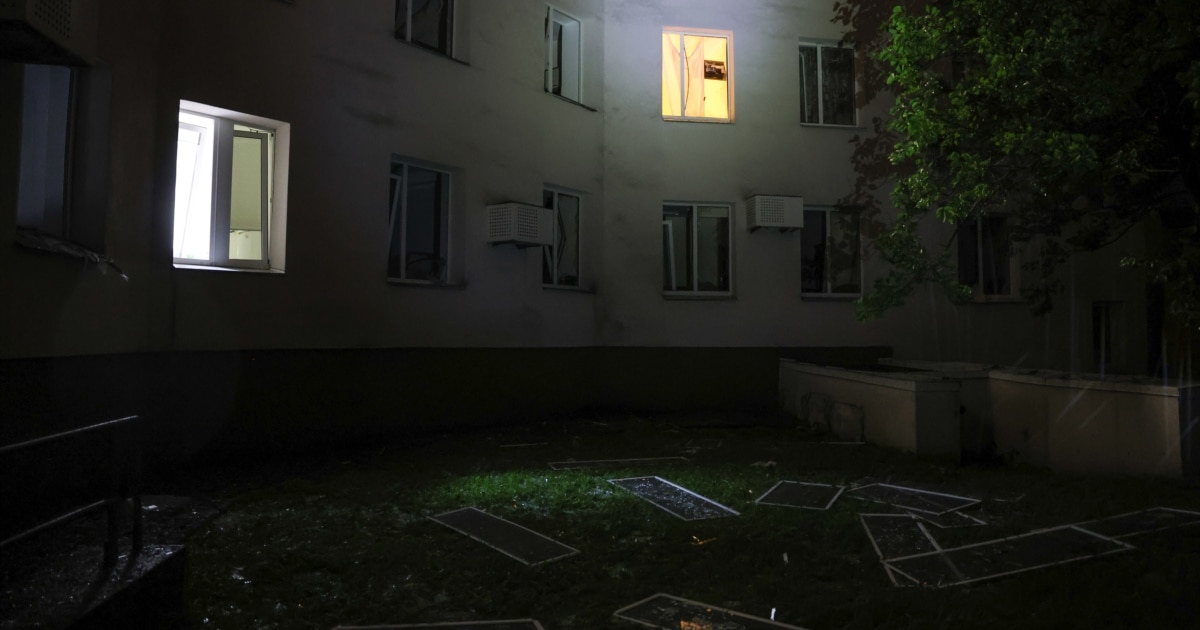 <i>Київ</i> під атакою балістики: дві людини загинули, вісім постраждали, пошкоджений пологовий