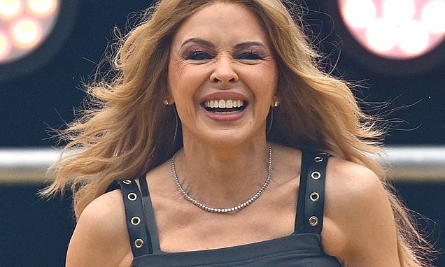 Kylie Minogue fans disappointed by 'shocking' AFL Grand <i>Final</i> show