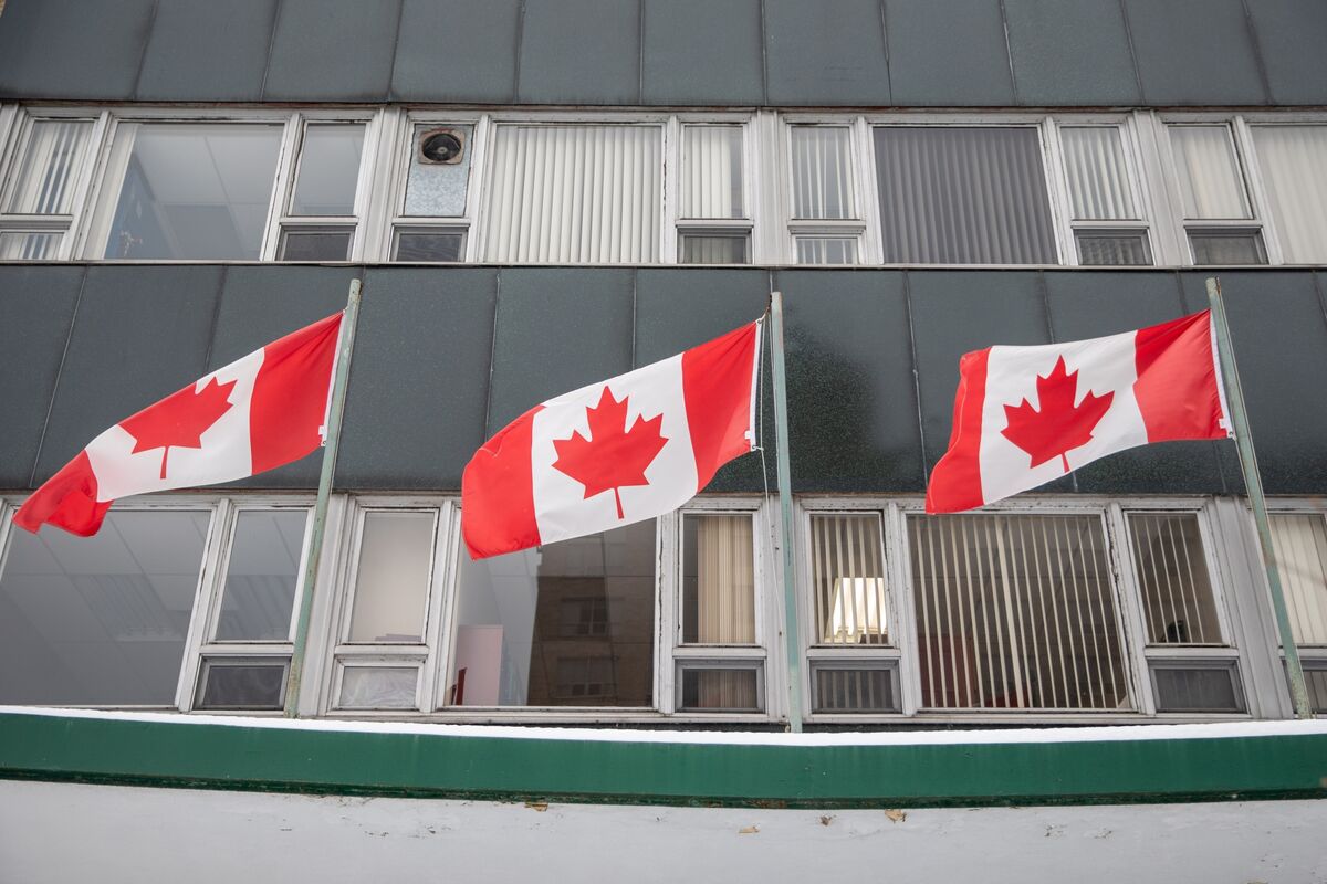 Albertans Favor Staying in <i>Canada</i>, Weeks Before Separation Vote